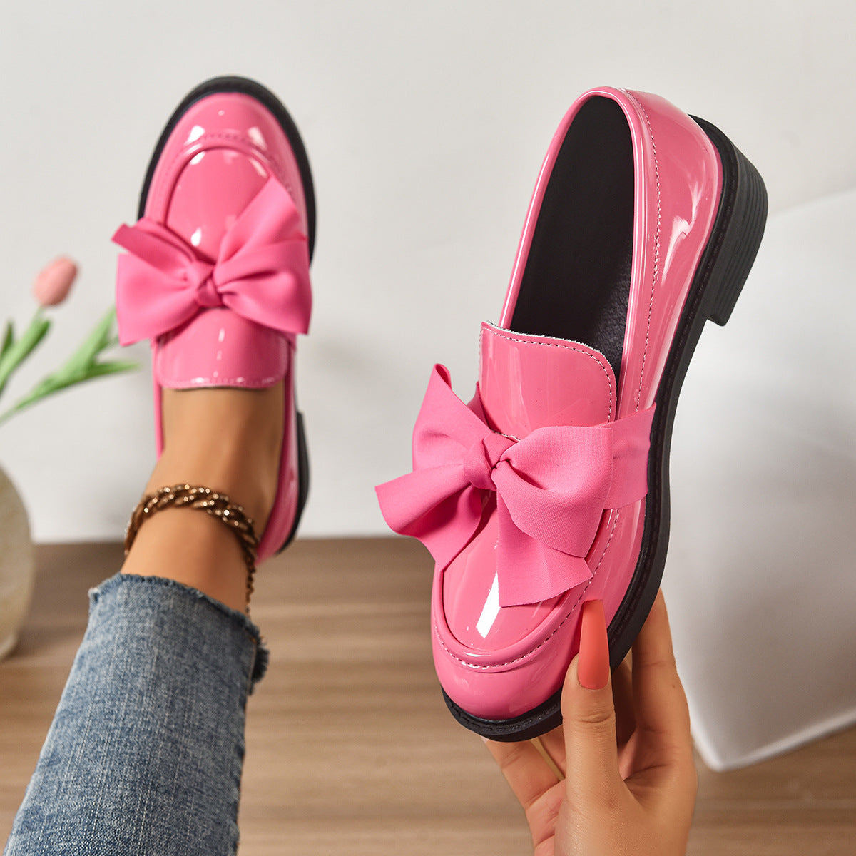 ✨🎀 2026 års modell: Minimalistiska loafers med rosett för dam – Morandibrun lackad yta, rund tå och halkfri sula – Skandinavisk stil för vardag och kontor