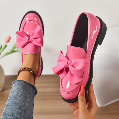 ✨🎀 2026 års modell: Minimalistiska loafers med rosett för dam – Morandibrun lackad yta, rund tå och halkfri sula – Skandinavisk stil för vardag och kontor