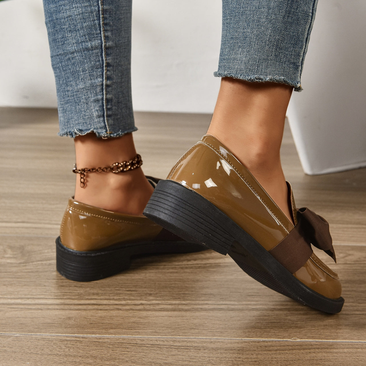 ✨🎀 2026 års modell: Minimalistiska loafers med rosett för dam – Morandibrun lackad yta, rund tå och halkfri sula – Skandinavisk stil för vardag och kontor