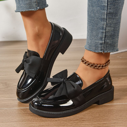 ✨🎀 2026 års modell: Minimalistiska loafers med rosett för dam – Morandibrun lackad yta, rund tå och halkfri sula – Skandinavisk stil för vardag och kontor