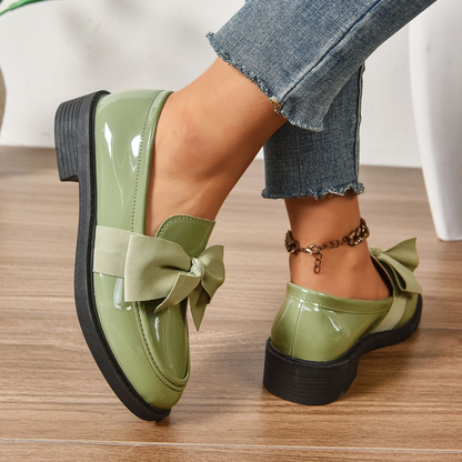 ✨🎀 2026 års modell: Minimalistiska loafers med rosett för dam – Morandibrun lackad yta, rund tå och halkfri sula – Skandinavisk stil för vardag och kontor