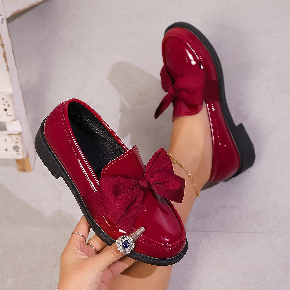 ✨🎀 2026 års modell: Minimalistiska loafers med rosett för dam – Morandibrun lackad yta, rund tå och halkfri sula – Skandinavisk stil för vardag och kontor