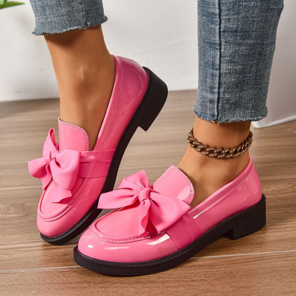 ✨🎀 2026 års modell: Minimalistiska loafers med rosett för dam – Morandibrun lackad yta, rund tå och halkfri sula – Skandinavisk stil för vardag och kontor