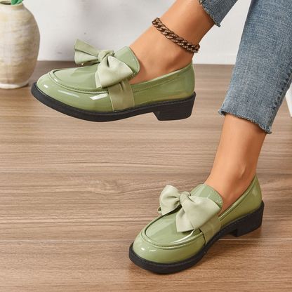 ✨🎀 2026 års modell: Minimalistiska loafers med rosett för dam – Morandibrun lackad yta, rund tå och halkfri sula – Skandinavisk stil för vardag och kontor