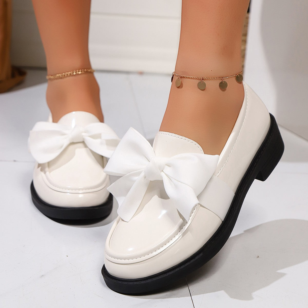 ✨🎀 2026 års modell: Minimalistiska loafers med rosett för dam – Morandibrun lackad yta, rund tå och halkfri sula – Skandinavisk stil för vardag och kontor