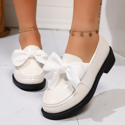 ✨🎀 2026 års modell: Minimalistiska loafers med rosett för dam – Morandibrun lackad yta, rund tå och halkfri sula – Skandinavisk stil för vardag och kontor