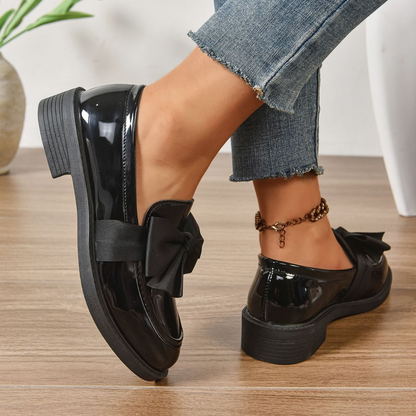 ✨🎀 2026 års modell: Minimalistiska loafers med rosett för dam – Morandibrun lackad yta, rund tå och halkfri sula – Skandinavisk stil för vardag och kontor