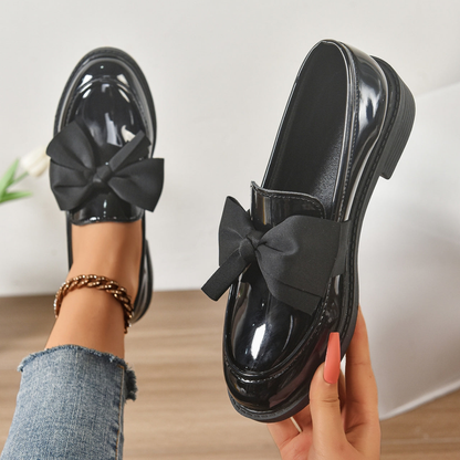 ✨🎀 2026 års modell: Minimalistiska loafers med rosett för dam – Morandibrun lackad yta, rund tå och halkfri sula – Skandinavisk stil för vardag och kontor