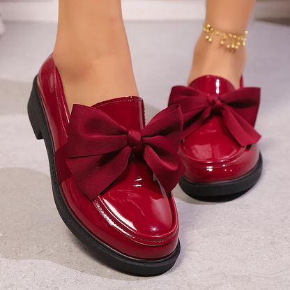 ✨🎀 2026 års modell: Minimalistiska loafers med rosett för dam – Morandibrun lackad yta, rund tå och halkfri sula – Skandinavisk stil för vardag och kontor