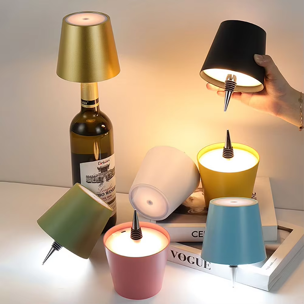 ✨ Uppladdningsbar flaskkorkslampa i snygg järnsmide Touchstyrning • 3 varma toner + färgväxlande RGB 🌈Steglös dimmer 💡Passar de flesta vinflaskor 🍷Perfekt som sänglampa 🛏️, nattlampa eller stämningsljus 🥂